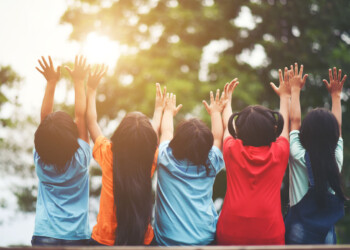 Zabawy ruchowe dla dzieci z pokazywaniem