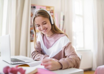 Jak urządzić wygodne stanowisko do nauki zdalnej