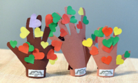 Drzewko szczęścia z serduszkami. Praca plastyczna dla dzieci na Dzień Babci i Dziadka i nie tylko